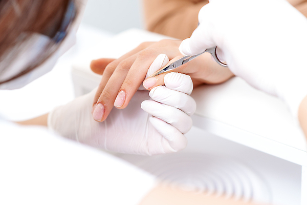 포토 JPG 해외이미지 손 여자 장갑 백그라운드 비즈니스 손가락 건강 관리 한명 사람 치료 뷰티 유행 상점 금속 스파 화장품 장비 흰색 공구 못 손톱관리 손톱 미용사 자르기 피부 서비스 파일 날카로움 삭제 돌봄 위생관리 커터 페디큐어 해외202310 해외포토 직업 1 잡화 컬러 의학 모션 재질 신체부위 도구 네일아트 파일형식