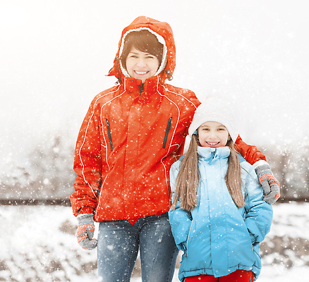 포토 JPG 해외이미지 백인 계절 공원 여자 딸 행복 어린이 겨울 가족 자연 엄마 휴가 함께함 미소 웃음 사람 성인 야외 두명 걷기 산책 추위 가을 흰색 아기 연도 옛날 해외202310 해외포토 서양인 공공시설 감정 컬러 컨셉 관계 모션 휴식 표정 생태계 파일형식