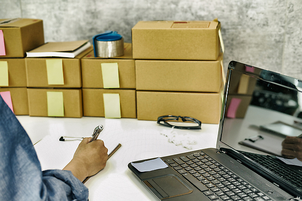 포토 JPG 해외이미지 라이프스타일 남자 인터넷 비즈니스 사업가 직장 사람없음 상자 판매 상점 쪽지 상품 작음 준비 창업 질서 온라인 주인 전자상거래 방법 프리랜서 해외202310 해외포토 직업 회사 사람 생활 예절 크기 자영업 파일형식