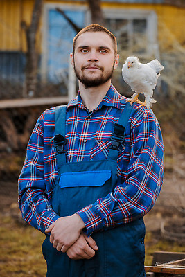 포토 JPG 해외이미지 동물 백인 모자 라이프스타일 응시 남자 행복 음식 농업 자연 조류 노동자 건강 병아리 한명 미소 사람 야외 초록색 농장 계란 치킨 가축 시골 잡기 농부 유기농 장면 보여주기 내추럴 돌봄 밭일 암탉 해외202310 해외포토 서양인 직업 1 웰빙 시선 잡화 감정 산업 컬러 모션 표정 생활 알 닭 암컷 생태계 닭고기요리 파일형식