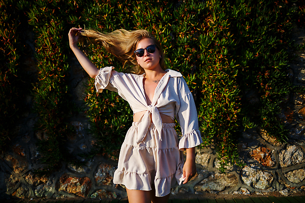 포토 JPG 해외이미지 나무 백인 모델 1 손 옷 공원 여자 안경 얼굴 스포츠 여행 포즈 백그라운드 셔츠 잎 과일 자연 산 거리 갈색머리 건강 한명 서기 웃음 사람 햇빛 태양 뷰티 유행 봄 산책 기쁨 하이킹 자유 도시 스타일 세련 해외202310 해외포토 자연요소 서양인 식물 헤어스타일 잡화 계절 공공시설 감정 컨셉 상의 모션 레저 휴식 표정 신체부위 생태계 파일형식