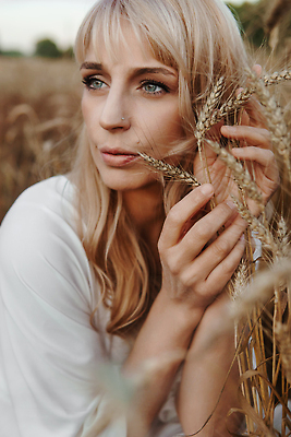 포토 JPG 해외이미지 백인 모델 웰빙 드레스 여자 행복 밭 농업 자연 휴식 한명 성인 빛 금발 햇빛 노란색 일출 산책 낭만 자유 수확 흰색 황금 우아함 고독 밀 교외 성인여자만 해외202310 해외포토 서양인 1 헤어스타일 옷 감정 산업 컬러 컨셉 곡류 사람 태양 노을 생태계 여자만 성인만 파일형식