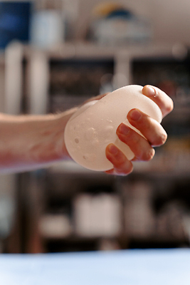 포토 JPG 해외이미지 직업 손 여자 신체 건강 병원 한명 성인 뷰티 약 의사 잡기 수술 플라스틱 가슴 치수 외과 순서 궤 돌봄 리프팅 보철 실리콘 업그레이드 해외202310 해외포토 1 의학 모션 재질 사람 신체부위 치료 의료진 파일형식