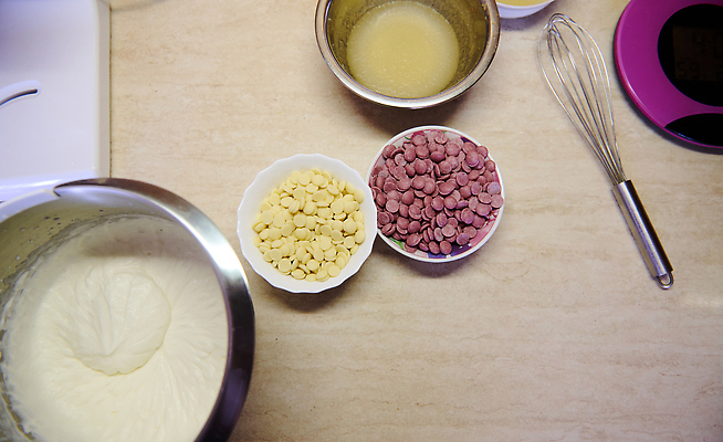 포토 JPG 해외이미지 음식 저울 요리 사람없음 과자 케이크 주방 거품 빵집 에너지 흰색 기구 사발 맛 유혹 설탕 굽기 준비 유기농 조리대 날것 만들기 성분 무스 스테인레스 영양분 휘핑크림 맛있는 해외202310 해외포토 웰빙 컬러 컨셉 모션 디저트 상점 사기그릇 구이 크림 휘핑 파일형식