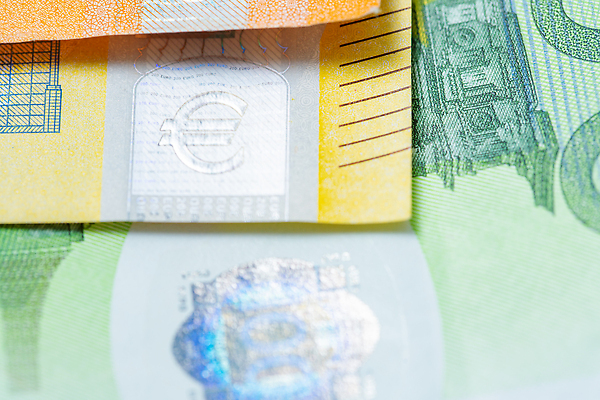 포토 JPG 해외이미지 유럽 종이 백그라운드 지폐 돈 2 비즈니스 부분 성공 사람없음 초록색 금융 경제 쪽지 저축 유로 재산 플랫 투자 이익 가치 계산서 거짓 고립 엘리먼트 홀로그램 경제학 해외202310 해외포토 교육 나라 컬러 컨셉 파일형식