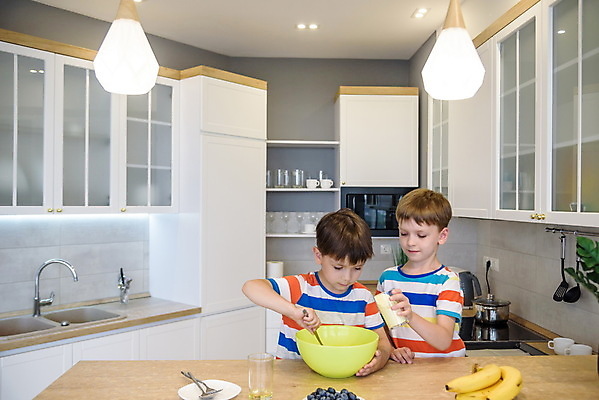 포토 JPG 해외이미지 그릇 남자 어린이 디저트 전등 바나나 소년 상반신 두명 앞모습 주방 제빵 요리중 넣기 섞기 소년만 해외202310 해외포토 식기 음식 뷰포인트 과일 모션 조명 사람 제과제빵 남자만 어린이만 파일형식