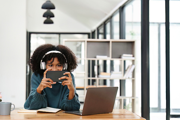 포토 JPG 해외이미지 학생 라이프스타일 여자 행복 흑인 백그라운드 인터넷 통신 놀이 모바일 주택 한명 미소 사람 스마트폰 핸드폰 뷰티 검은색 방 게임 잡기 네트워크 메시지 어플리케이션 사이버 스마트 흥분 온라인 동영상 소셜 플레이어 해외202310 해외포토 서양인 1 감정 컬러 컨셉 모션 표정 건물 생활 전자제품 스마트기기 파일형식