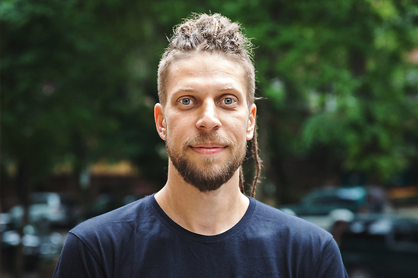 포토 JPG 해외이미지 백인 응시 남자 행복 여행 티셔츠 수염 거리 한명 성인 야외 여행객 도시 해외202310 해외포토 서양인 1 시선 감정 셔츠 사람 파일형식