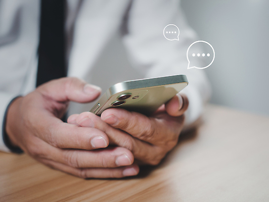 포토 JPG 해외이미지 라이프스타일 손 행복 컨셉 인터넷 비즈니스 통신 손가락 모바일 주택 미소 사람 사람없음 스마트폰 핸드폰 글로벌 디지털 스크린 웹 터치 정보 타이핑 잡기 네트워크 메시지 어플리케이션 연결 사이버 스마트 서비스 온라인 마케팅 소셜 소셜미디어 채팅 생존 네트워킹 해외202310 해외포토 감정 모션 표정 건물 생활 신체부위 전자제품 스마트기기 파일형식