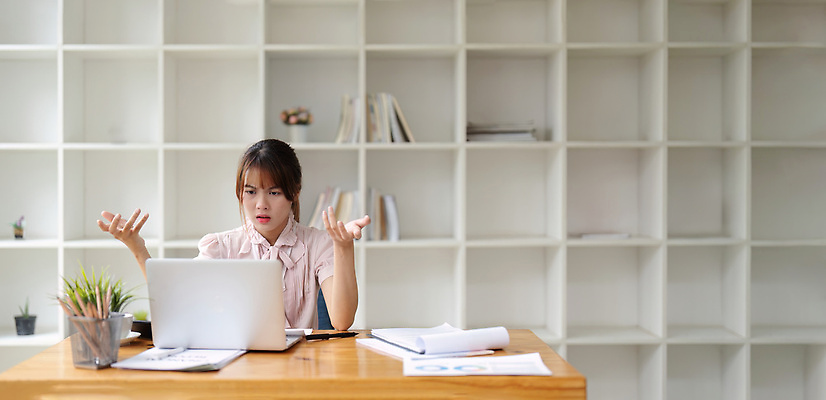 포토 JPG 해외이미지 직업 응시 여자 회사 비즈니스 통신 청소년 태국 무선통신 스트레스 실내 피곤 한명 사람 앉기 성인 가로 노트북 컴퓨터 컬러풀 사무실 슬픔 작업 비즈니스우먼 작업장 좌절 전문직 책상 고민 두통 업무과다 문제 긴장 여자만 여자한명만 성인여자한명만 성인만 해외202310 해외포토 1 시선 감정 산업 아시아 컬러 가구 컨셉 모션 내부 전자제품 업무 직장인 질병 성인여자만 파일형식