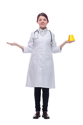 포토 JPG 해외이미지 전신 여자 청진기 한명 들기 성인 앞모습 의사 흰색 플라스크 물약 성인여자한명만 해외202310 해외포토 1 뷰포인트 컬러 의료기기 모션 실험기구 사람 약 의료진 여자한명만 성인여자만 파일형식