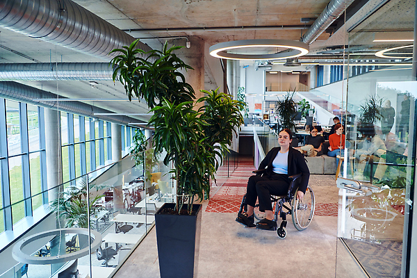 포토 JPG 해외이미지 전신 여자 남자 화분 화초 전등 함께함 여러명 성인 옆모습 울타리 사무실 직장인 장애인 동료 휠체어 성인만 해외202310 해외포토 식물 직업 뷰포인트 다수 컨셉 비즈니스 관계 조명 사람 담장 장애 파일형식