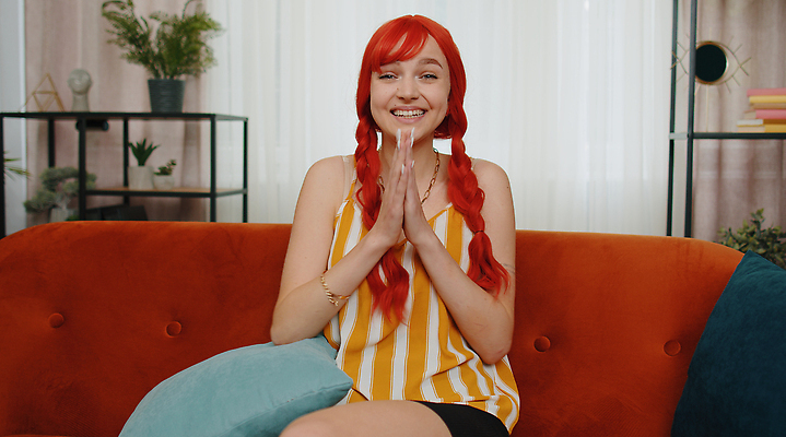 포토 JPG 해외이미지 백인 여자 행복 거실 청소년 성공 아파트 주택 기념 실내 한명 사람 앉기 10대 소파 희망 놀람 게임 표현 우승 최고 생일 행운 뉴스 재산 시원함 만족 흥분 긍정 생강 재택근무 빨간머리 구걸 골 복권 승자 챔피언 필승 혼자 해외202310 해외포토 서양인 1 헤어스타일 기념일 감정 컨셉 채소 의자 비즈니스 모션 놀이 표정 내부 건물 금융 파일형식