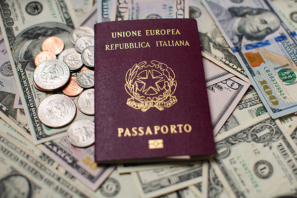 포토 JPG 해외이미지 유럽 종이 여행 지폐 돈 휴가 사람없음 금융 사무실 여행객 달러 동전 미국 이탈리아 흰색 확인 문서 보안 여권 신분 계산서 시민 비자 신분증 전국 이민 세관 해외202310 해외포토 나라 컬러 이동 북아메리카 비즈니스 안전 사람 경제 재산 국민 증명서 파일형식 관세청