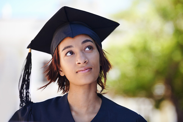 포토 JPG 해외이미지 서양인 응시 여자 학사모 학교 졸업식 졸업생 한명 상반신 성인 앞모습 졸업가운 성인여자한명만 해외202310 해외포토 외국인 모자_잡화 1 시선 교육 뷰포인트 졸업 사람 가운 여자한명만 성인여자만 파일형식