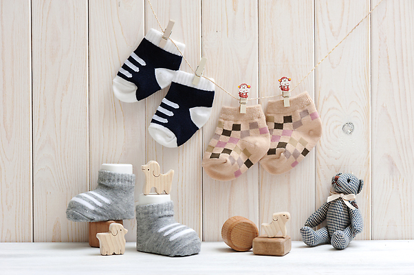 포토 JPG 해외이미지 옷 어린이 밧줄 컨셉 장신구 곰 새로움 양말 슬리퍼 건조 따뜻함 매달리기 선물 소년 사람없음 장식 장난감 유행 곰인형 아기 신생아 직물 인사 면 뜨거움 쌍 생일 씻기 빨랫줄 편안함 작음 천 오브젝트 부드러움 빨래집게 짜임 걸음마 양발 해외202310 해외포토 동물 기념일 남자 줄 인형 신발 포유류 모션 집게 사람 청결 예절 감각 크기 파일형식