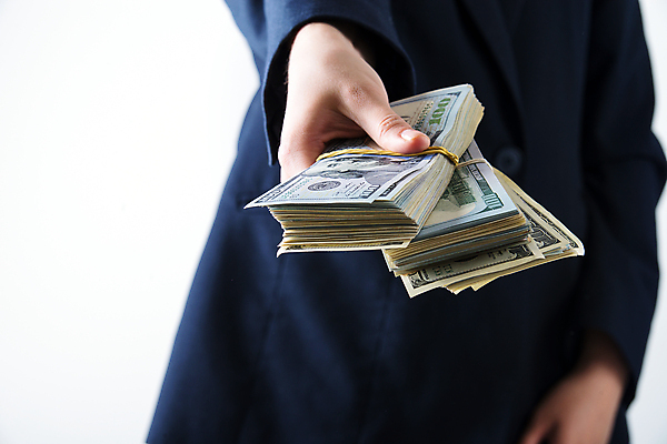 포토 JPG 해외이미지 무료이미지 남자 지폐 돈 한명 들기 상반신 성인 돈다발 성인남자한명만 해외202310 해외포토 1 모션 사람 재산 남자한명만 성인남자만 파일형식 무료콘텐츠