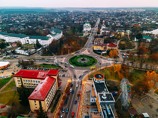 포토 JPG 해외이미지 디자인 유럽 도로 여행 건축양식 교통시설 자동차 전등 거리 버스 주택 안테나 풍경 사람없음 건물 도시풍경 뷰티 운전 도시 원형 고속도로 센터 교차로 승합차 속도 바쁨 짐차 빛망울 대각선 항공촬영 드론 해외202310 해외포토 도형 건축물 건축 나라 길 선 육상교통 뷰포인트 교통 통신 모션 승용차 조명 대중교통 빛 시설 파일형식