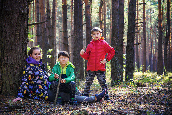 포토 JPG 해외이미지 나무 동물 라이프스타일 손 공원 행복 아들 얼굴 어린이 스포츠 여행 백그라운드 잎 2 배낭 가족 자국 자연 엄마 휴가 함께함 사랑 사람 풍경 소년 야외 목재 세명 여름 태양 걷기 산책 하이킹 가을 개 숲 팔 해외202310 해외포토 자연요소 식물 계절 공공시설 남자 감정 컨셉 가방 재료 포유류 관계 모션 레저 휴식 생활 신체부위 생태계 파일형식