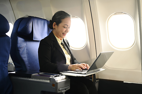 포토 JPG 해외이미지 직업 중년 여행 의자 사업가 통신 교통시설 성공 비행기 한명 사람 정장 노트북 스마트폰 작업 비즈니스우먼 네트워크 우아함 휴대용 사이버 무선전화기 검색 출장 문서 승객 온라인 경영 대패 해외202310 해외포토 1 옷 여자 가구 교통 컨셉 비즈니스 항공교통 대중교통 성인 전자제품 핸드폰 스마트기기 직장인 전화기 오브젝트 시설 파일형식