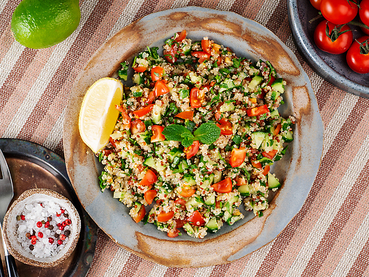 포토 JPG 해외이미지 전통 접시 문화 음식 다이어트 토마토 채소 양파 파슬리 건강 요리 동양인 사람없음 파란색 컬러풀 갈색 식사 저녁식사 어둠 샐러드 시골 신선 사발 혼합 상추 밀 레몬 민트 동쪽 점심식사 아랍어 채식주의자 퀴노아 핸드메이드 개조 비건 튀르키예 해외202310 해외포토 식기 아시아 컬러 과일 곡류 인종 사기그릇 방향 허브 채식 파일형식