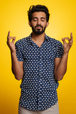 포토 JPG 해외이미지 라이프스타일 웰빙 남자 선 포즈 셔츠 요가 성공 휴식 수염 스트레스 갈색머리 실내 건강 피곤 관리 연꽃 한명 운동 화목 에너지 기도 라틴아메리카 인도인 연습 명상 만족 위치 히스패닉 고립 노란배경 프리랜서 힌두교 힙스터 카피스페이스 해외202310 해외포토 외국인 직업 1 헤어스타일 패션 꽃 감정 종교 백그라운드 컨셉 상의 아메리카 사람 동양인 내부 생활 노란색 공백 파일형식