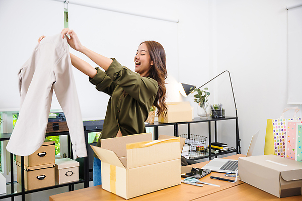 포토 JPG 해외이미지 옷 행복 인터넷 태국 새로움 주택 실내 선물 한명 미소 사람 동양인 성인 가로 노트북 쇼핑 상자 유행 판매 펼침 잡기 오픈 배달원 구매 고객 배송 서비스 흥분 패키지 질서 획득 온라인 판지 전자상거래 꺼내기 해외202310 해외포토 직업 1 감정 아시아 컨셉 모션 표정 인종 내부 건물 전자제품 예절 파일형식