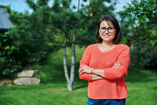 포토 JPG 해외이미지 백인 1 라이프스타일 응시 여자 행복 안경 얼굴 40대 중년 자연 휴식 건강 한명 웃음 사람 성인 야외 빨간색 초록색 뷰티 유행 카메라 흰색 자신감 중앙 내추럴 옛날 카피스페이스 유일 해외202310 해외포토 서양인 시선 잡화 감정 컬러 컨셉 표정 생활 신체부위 전자제품 공백 생태계 파일형식