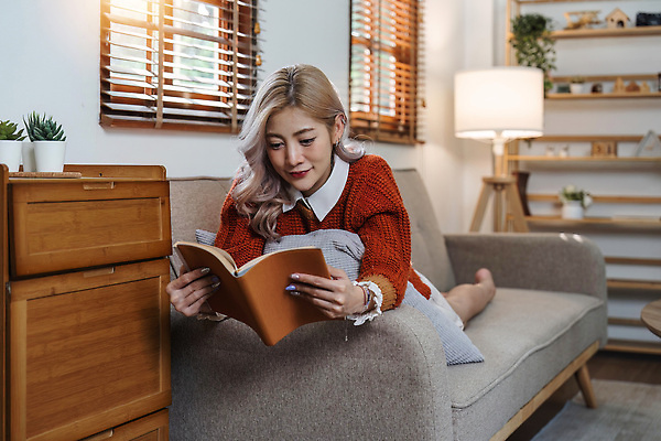 포토 JPG 해외이미지 백인 학생 라이프스타일 여자 교육 행복 음료 백그라운드 창문 아침 휴식 아파트 주택 실내 따뜻함 한명 사람 앉기 성인 취미 내부 책 컵 소파 독서 뷰티 방 차 편안함 읽기 문학 안락 해외202310 해외포토 주간 서양인 1 식기 감정 컨셉 의자 모션 건물 생활 감각 파일형식