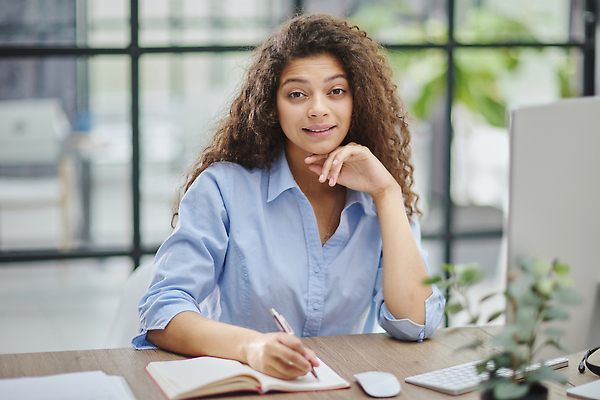 포토 JPG 해외이미지 백인 직업 학생 손 여자 교육 종이 비즈니스 손가락 청소년 성공 설계 실내 한명 사람 앉기 성인 책 가로 금융 학습 컬러풀 사무실 뷰티 펜 다이어리 기록 잡기 작업 비즈니스우먼 작업장 전문직 종업원 전화기 책상 경영자 문서 서명 필기체 여자한명만 해외202310 해외포토 서양인 문자 1 산업 컬러 가구 컨셉 모션 내부 신체부위 경제 필기구 사무용품 직장인 리더 여자만 파일형식