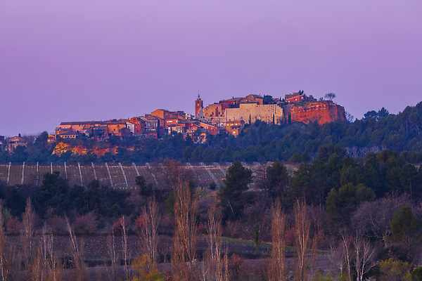 포토 JPG 해외이미지 여행 오렌지 건축양식 지붕 휴가 주택 풍경 사람없음 야외 빨간색 도시풍경 컬러풀 뷰티 교회 여행객 마을 프랑스 바위 도시 중세 역사 지중해 언덕 그림 타운 천연기념물 프랑스어 랜드마크 옛날 프로방스 해외202310 해외포토 문자 건축 유럽 바다 컬러 과일 종교건축 사람 건물 돌_바위 파일형식