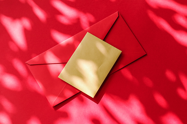 포토 JPG 해외이미지 종이 편지봉투 그림자 사람없음 빨간색 햇빛 그늘 감성 카피스페이스 해외202310 해외포토 컬러 컨셉 봉투 태양 공백 편지 파일형식