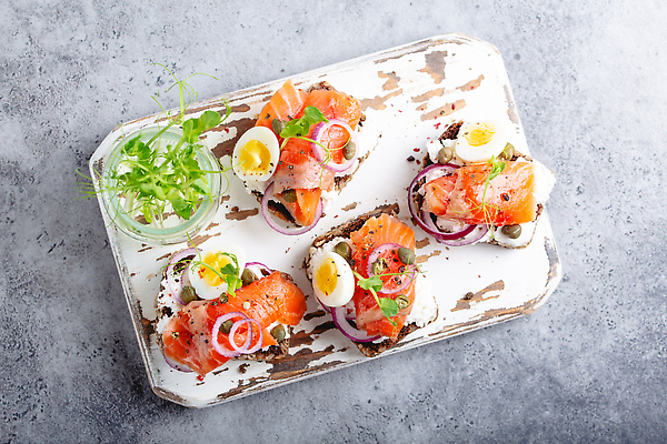 포토 JPG 해외이미지 쟁반 샌드위치 사람없음 하이앵글 호밀빵 스칸디나비아 연어요리 해외202310 해외포토 음식 빵 뷰포인트 연어 파일형식