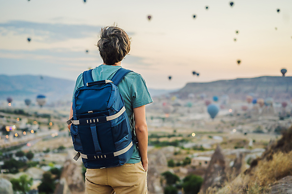 포토 JPG 해외이미지 남자 여행 가방 한명 성인 야외 뒷모습 아웃포커스 일몰 로맨틱 열기구 주머니손 성인남자한명만 튀르키예 해외202310 해외포토 1 잡화 아시아 뷰포인트 컨셉 항공교통 모션 촬영기법 사람 노을 남자한명만 성인남자만 파일형식