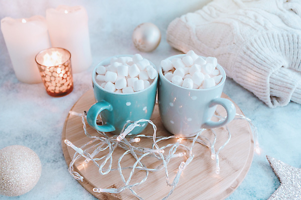 포토 JPG 해외이미지 무료이미지 겨울 초 디저트 따뜻함 사람없음 머그컵 달콤 니트 마시멜로우 핀전구 오너먼트 해외202310 해외포토 계절 음식 상의 크리스마스장식 전구 컵 맛 파일형식 무료콘텐츠