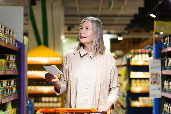포토 JPG 해외이미지 여자 노년 종이 한명 들기 상반신 쇼핑 장보기 쇼핑카 메모지 진열장 마트 노인여자한명만 해외202310 해외포토 1 모션 사람 성인 상점 사무용품 카트 여자한명만 노인여자만 파일형식