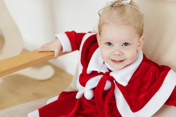 포토 JPG 해외이미지 백인 여자 크리스마스 가족 휴가 한명 앉기 상반신 앞모습 소파 아기 여자아기한명만 해외202310 해외포토 서양인 1 기념일 뷰포인트 의자 관계 모션 사람 여자한명만 여자아기만 파일형식