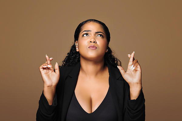 포토 JPG 해외이미지 여자 백그라운드 컨셉 생각 손가락 성공 미래 갈색머리 실내 한명 사람 뷰티 갈색 믿음 희망 공백 꿈 기도 행운 재산 걱정 건너기 헬프 카피스페이스 브라질사람 밀레니얼 해외202310 해외포토 1 헤어스타일 손 감정 컬러 모션 내부 금융 경제 도움 파일형식