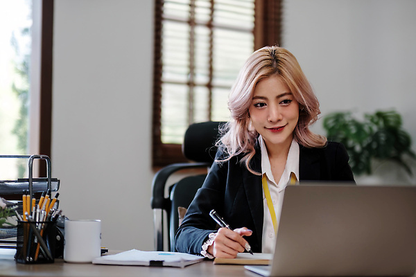 포토 JPG 해외이미지 직업 손 종이 백그라운드 컨셉 비즈니스 그래프 한명 사람 금융 경제 노트북 컴퓨터 사무실 자료 계산기 비즈니스맨 수학 계산 계획 책상 분석 보고서 경영자 문서 투자 회계 계좌 관리자 세금 수입 예산 프로젝트 회계사 해외202310 해외포토 1 남자 가구 교과목 문구용품 신체부위 전자제품 장비 직장인 리더 파일형식