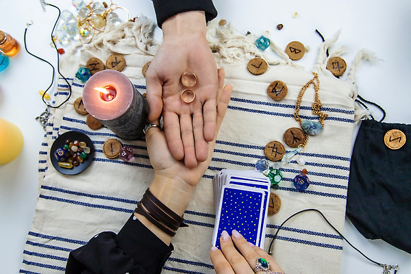 포토 JPG 해외이미지 손 배너 커플 여자 결혼 백그라운드 탁자 결혼식 미래 관리 사랑 사람 사람없음 독서 어둠 마법사 운명 반지 신용카드 재산 예측 신비 크리스탈 갑판 마녀 점성술 마법 부적 예언자 집시 초능력 카피스페이스 해외202310 해외포토 감정 가구 컨셉 배_교통 장신구 관계 이벤트 신체부위 금융 공백 광석 파일형식