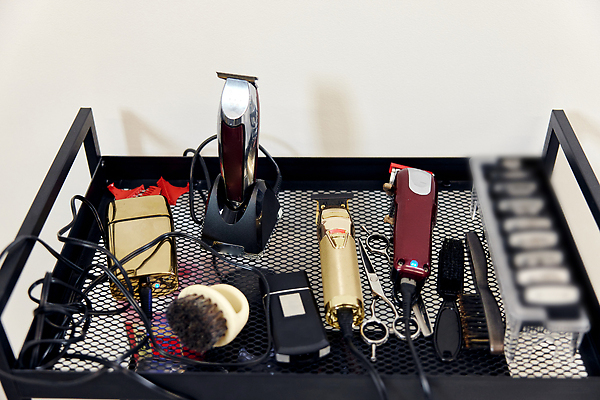 포토 JPG 해외이미지 디자인 남자 백그라운드 탁자 수염 안전 사람없음 목재 세트 뷰티 유행 상점 장비 수확 골동품 공구 붓 머리빗 오픈 칼날 클래식 고급 미용사 이발 수집 콧수염 복고 면도 면도기 몸단장 이발소 돌봄 엘리먼트 옛날 위생관리 이발사 직진 스타일 해외202310 해외포토 나무 직업 가구 컨셉 농업 재료 모션 관리 사람 위생용품 도구 미용용품 뷰티샵 파일형식