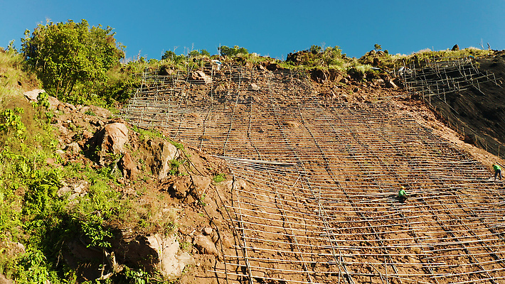 포토 JPG 해외이미지 산업 도로 벽 자연 산 경고 안전 경사 사람없음 야외 건물 환경 금속 흙 바위 업무 떨어짐 보호 미끄럼틀 위험 천 언덕 예방 보안 철사 망사 공학 조감도 해외202310 해외포토 건축물 교육 길 컨셉 교통시설 재질 돌_바위 직물 작업 놀이기구 생태계 파일형식