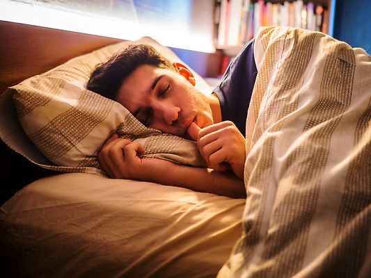 포토 JPG 해외이미지 라이프스타일 남자 손가락 베개 주택 실내 따뜻함 한명 평화 침묵 침실 꿈 이불 엄지손가락 침대 잠 검은머리 야간 저녁 담요 낮잠 부드러움 습관 거짓말 블러 혼자 안락 해외202310 해외포토 자연요소 1 헤어스타일 손 가구 컨셉 침구 사람 내부 건물 생활 소리 감각 파일형식