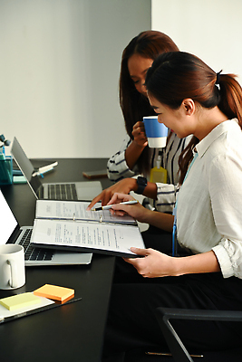포토 JPG 해외이미지 여자 의자 앉기 상반신 성인 두명 옆모습 컵 노트북 사무실 공책 메모지 비즈니스우먼 스마트 책상 성인여자만 해외202310 해외포토 식기 뷰포인트 가구 컨셉 비즈니스 모션 문구용품 사람 전자제품 사무용품 직장인 여자만 성인만 파일형식