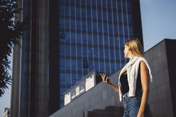 포토 JPG 해외이미지 백인 직업 라이프스타일 생각 비즈니스 사업가 노동자 거리 한명 사람 야외 30대 스마트폰 핸드폰 선글라스 유행 도시 비즈니스맨 자신감 도심 어플리케이션 연결 종업원 무선전화기 경영자 온라인 주인 배려 스타일 사용자 해외202310 해외포토 서양인 1 남자 감정 안경 생활 장년 전자제품 스마트기기 직장인 전화기 리더 파일형식