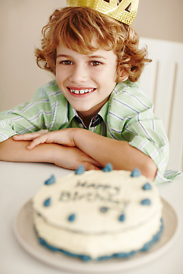 포토 JPG 해외이미지 접시 남자 어린이 한명 소년 상반신 케이크 생일파티 소년한명만 해외202310 해외포토 1 식기 디저트 사람 생일 남자한명만 소년만 파일형식