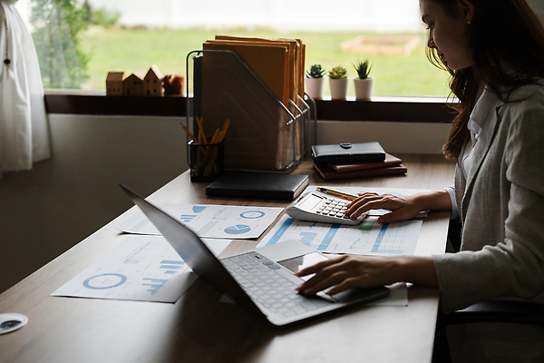 포토 JPG 해외이미지 직업 손 여자 종이 컨셉 돈 비즈니스 그래프 직장 한명 사람 금융 경제 노트북 컴퓨터 사무실 펜 계산기 업무 작업 비즈니스우먼 계산 책상 분석 보고서 경영자 문서 투자 회계 계산서 경영 계좌 세금 수입 예산 회계사 비용 해외202310 해외포토 1 가구 회사 문구용품 신체부위 전자제품 필기구 장비 직장인 재산 리더 파일형식