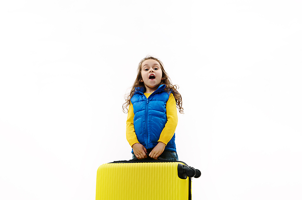 포토 JPG 해외이미지 백인 응시 행복 어린이 여행 가족 휴가 한명 관광지 여행객 자유 짐 스웨터 출발 흰배경 여권 승객 무거움 적재 고립 수하물 카피스페이스 표현성 해외202310 해외포토 서양인 1 시선 감정 백그라운드 컨셉 상의 관계 사람 공백 흰색 무게 파일형식