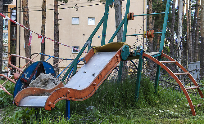 포토 JPG 해외이미지 어린이 백그라운드 창문 불 주택 사람없음 건물 대립 손상 죽음 도시 파편 미끄럼틀 놀이터 폭격 공격 폭발 그네 군용 전쟁 슛 육군 대포 깨짐 안뜰 우크라이나 적 파멸 해외202310 해외포토 자연요소 건축물 유럽 무기 컨셉 모션 놀이 군대 사람 놀이기구 파일형식 소멸