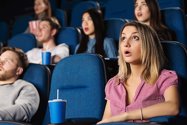 포토 JPG 해외이미지 라이프스타일 응시 여자 남자 행복 감정 여유 음료 음식 휴가 휴식 실내 미소 사람 앉기 여러명 취미 청춘 상자 뷰티 기쁨 관찰 닫기 군중 영화관 양동이 필름 영화 팝콘 주말 해외202310 해외포토 시선 다수 컨셉 모션 문화예술 표정 내부 생활 극장 파일형식